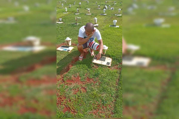 Pai de João Miguel deixa a Papuda e se despede do filho no cemitério