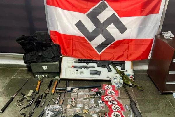 Imagem colorida de objetos com símbolos nazistas. Metrópoles