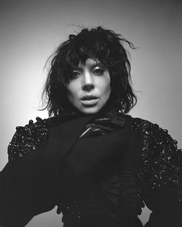Lady Gaga em foto do álbum Mayhem - Metrópoles