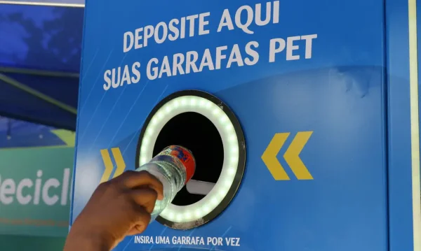 Fotografia colorida mostrando pessoa descartando garrafa de plástico-Metrópoles