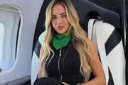 Gabi Martins posa durante voo