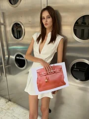 Styling de Rojas com uma bolsa Birkin da Hermès impressa