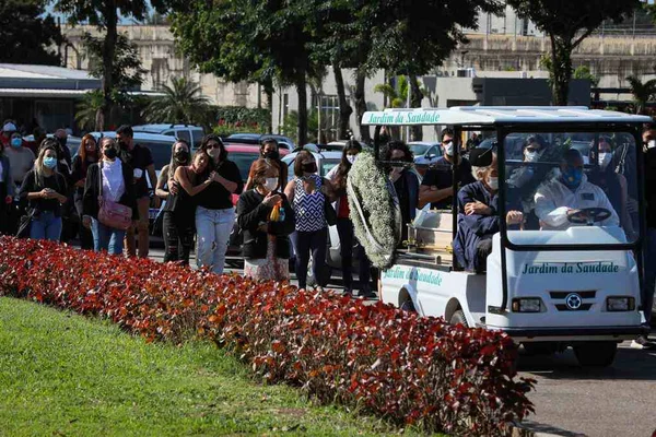 Psicóloga morta por vazamento de gás em banheiro é sepultada no Rio