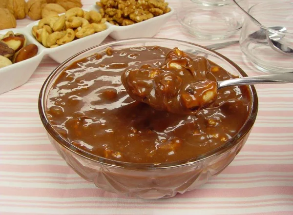 Para comer de colher: faça a receita do brigadeiro com nozes e castanhas