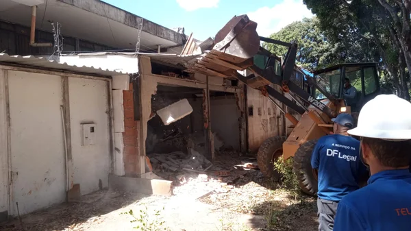 GDF derruba puxadinhos considerados irregulares em comércio da Asa Sul