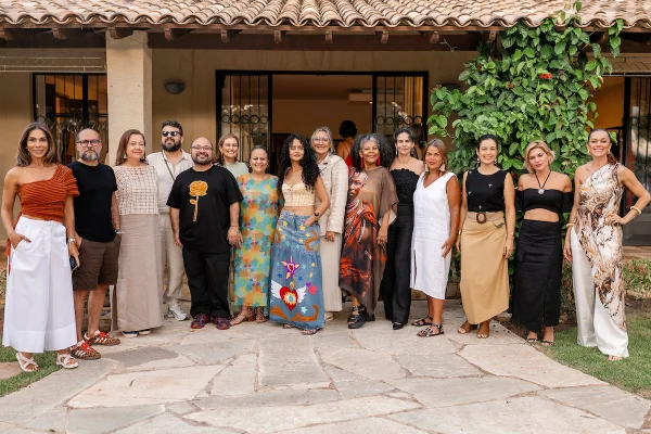 A imagem mostra todos os estilistas presentes no 5º Festival Nordestesse posando juntos