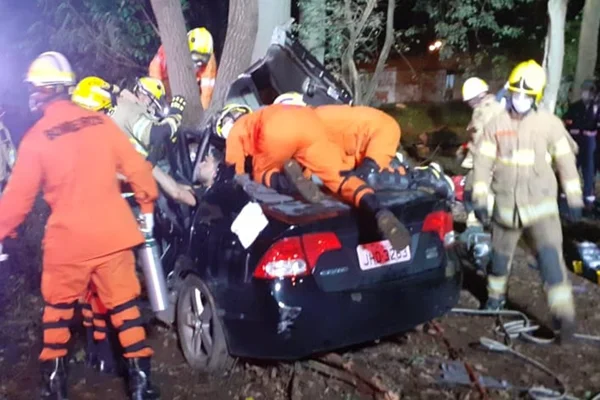 Homem morre e outros dois ficam feridos em grave acidente na BR-020
