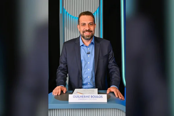 Imagem colorida mostra Guilherme Boulos no debate da Globo - Metrópoles