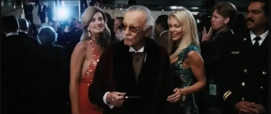 Homem de Ferro (2008): Tony Stark confunde Stan Lee com Hugh Hefner no Homem de Ferro de 2008 Homem de Ferro (2008): Tony Stark confunde Stan Lee com Hugh Hefner no Homem de Ferro de 2008