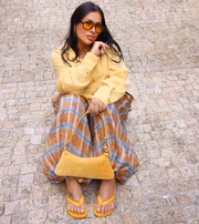 Adriana Müller montou um look de chinelo e calça bombacha