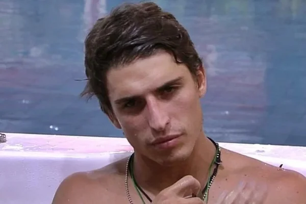 BBB20: Felipe aproveita sisters dançando funk e fica pelado