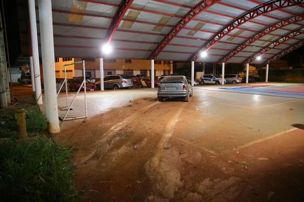 Carro desgovernado invade quartel dos bombeiros no Guará