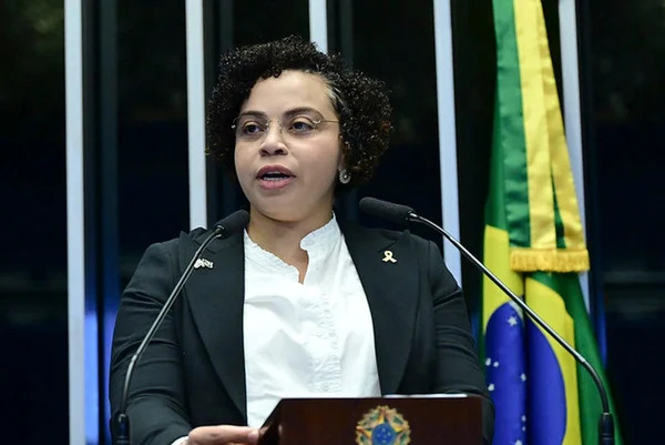 Imagem colorida mostra encarregada de negócios da embaixada de Israel no Brasil - Metrópoles