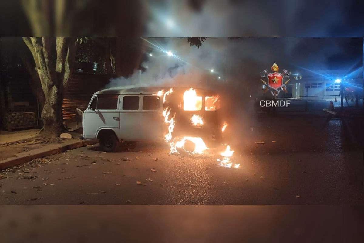 Foto colorida de Kombi pegando fogo no DF