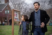 Acston Luca Porto como Jake Kennedy e Adam Scott como Tom Kennedy em O Homem Que Sussurra, da Netflix