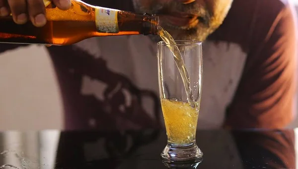 Beber cerveja deixa as pessoas mais felizes, garante estudo