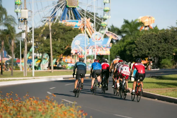 ciclistas no parque da cidade