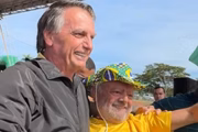 Ex-presidente Jair Bolsonaro ao lado de um sósia do presidente Lula