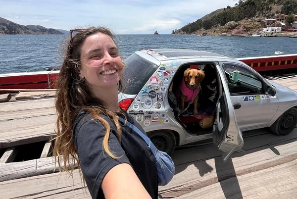 Brasileira que viaja o mundo com a cadela em Celta viraliza na web