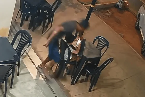 Ladrão arranca celular das mãos de menino de 8 anos e foge