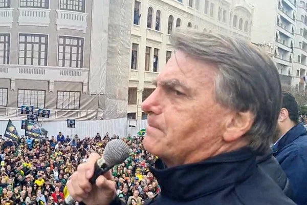 Em comício no PR, Bolsonaro diz que Lula “não voltará à cena do crime”