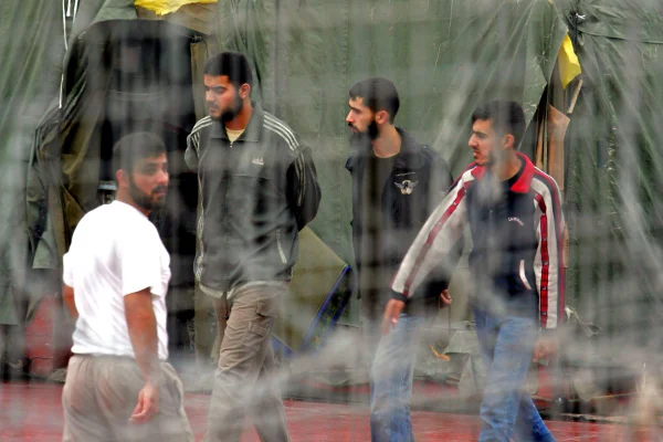 Imagem colorida mostra prisioneiros no centro de detenção de Megiddo, em Israel - Metrópoles