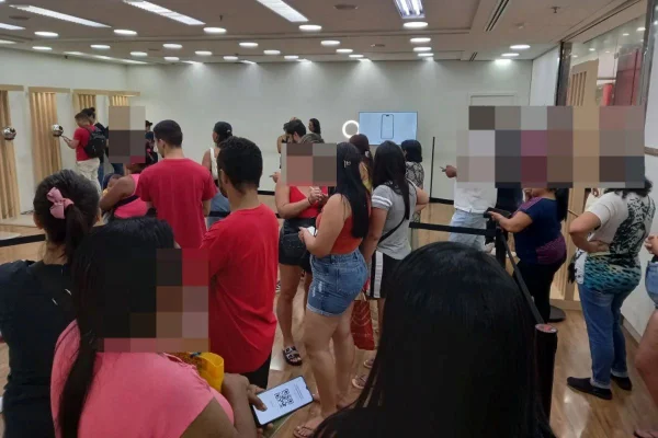 Pessoas em fila para vender dados biométricos de íris em São Paulo