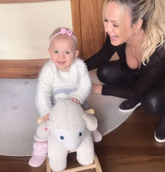 Eliana dá bom dia aos fãs com clique fofo da filha Manuela - destaque galeria Eliana dá bom dia aos fãs com clique fofo da filha Manuela - destaque galeria