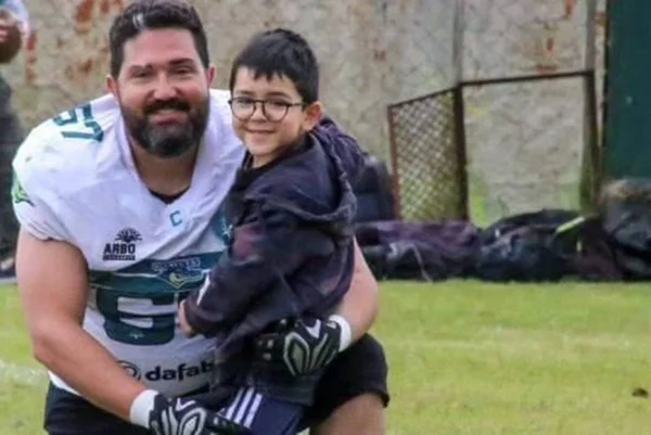 Imagem colorida do jogador Henrique Pucca e o filho Gabriel - Metrópoles