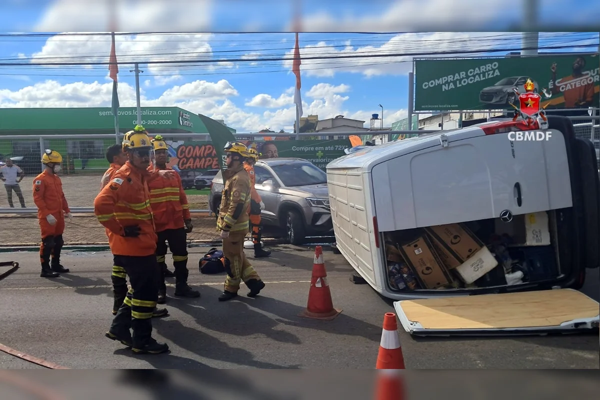 Carro que estava estacionado também foi atingido Carro que estava estacionado também foi atingido