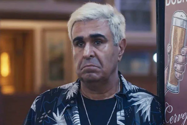 Foto colorida de Nunes, personagem da novela Travessia - Metrópoles