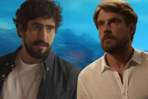 Foto colorida de Tertulinho (à esquerda) e José Mendes (à direita), personagens na novela Mar do Sertão - Metrópoles
