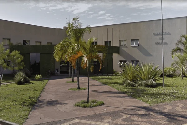 Imagem colorida da fachada da Delegacia de Araras, onde o homem que estuprava a neta foi preso - Metrópoles