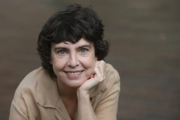 Fotografia colorida da cantora Adriana Calcanhotto - Metrópoles