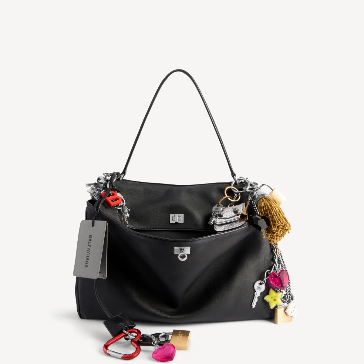 Bolsa em couro de bezerro liso preto de efeito desgastado com pingentes e detalhes em prateado envelhecido Bolsa em couro de bezerro liso preto de efeito desgastado com pingentes e detalhes em prateado envelhecido