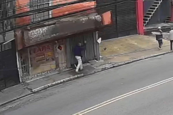 Momento em que laje desaba sobre homem de 74 anos na zona leste de São Paulo