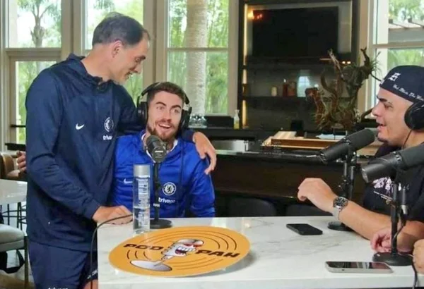 Imagem colorida da transmissão do Podpah no momento da invasão de Thomas Tuchel