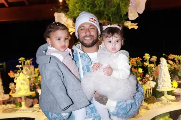 Neymar com Mavie e Helena