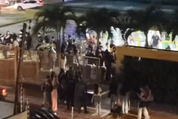 Aluno supostamente armado causa correria em faculdade em Maceió