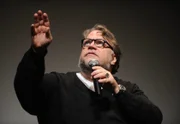 <b>MELHOR DIREÇÃO</b><br/>
<b>Vai ganhar e deveria ganhar</b>: Guillermo del Toro (A Forma da Água)<br/>
O mexicano ganhou simplesmente todos estes prêmios, que o credenciam ao Oscar de Melhor Direção: Globo de Ouro, Sindicato dos Diretores (DGA), além do prêmio do Sindicato dos Produtores, forte indicativo de que o filme tem chance de dobradinha no troféu principal. Merece ganhar pela boa carreira e pela maneira com que conseguiu contrabandear fantasia e terror – gêneros pouco apreciados, segundo o gosto da Academia – numa crônica social romântica e nostálgica, mas essencialmente contemporânea <b>MELHOR DIREÇÃO</b><br/>
<b>Vai ganhar e deveria ganhar</b>: Guillermo del Toro (A Forma da Água)<br/>
O mexicano ganhou simplesmente todos estes prêmios, que o credenciam ao Oscar de Melhor Direção: Globo de Ouro, Sindicato dos Diretores (DGA), além do prêmio do Sindicato dos Produtores, forte indicativo de que o filme tem chance de dobradinha no troféu principal. Merece ganhar pela boa carreira e pela maneira com que conseguiu contrabandear fantasia e terror – gêneros pouco apreciados, segundo o gosto da Academia – numa crônica social romântica e nostálgica, mas essencialmente contemporânea
