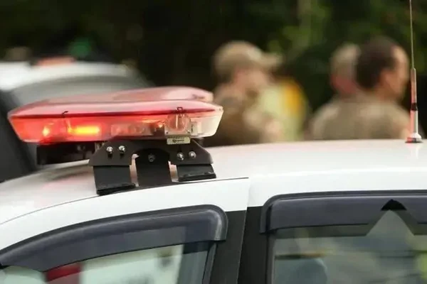 Viatura policial, com destaque à sirene luminosa afixada no teto do carro - Metrópoles