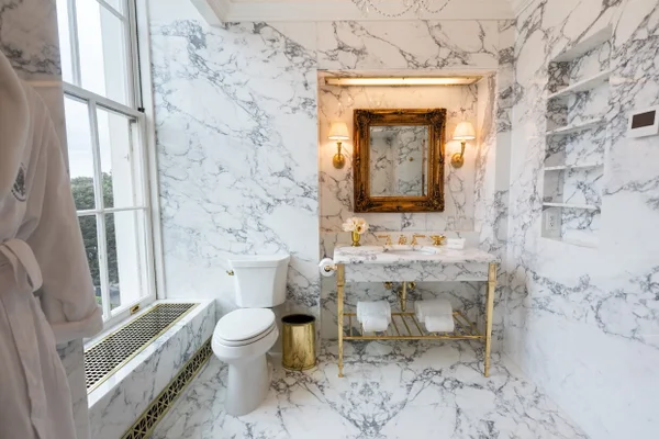 Imagem colorida do banheiro da Casa Branca reformado por Donald Trump
