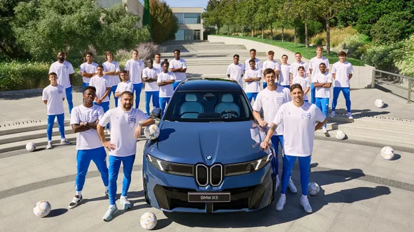 Real Madrid presenteia jogadores com carros de luxo; veja fotos