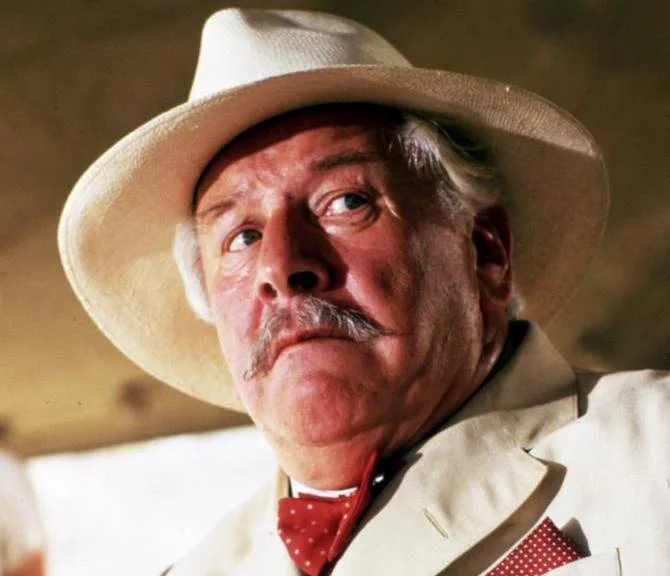 <b>"Encontro Marcado com a Morte" (1988)</b>. Na sexta e última encarnação de Ustinov como Poirot, o detetive investiga as circunstâncias por trás da morte de uma mulher em um sítio arqueológico nas proximidades do Mar Morto. Michael Winner, diretor do clássico "Desejo de Matar" (1974), comandou elenco que reuniu Lauren Bacall, Carrie Fisher e Piper Laurie <b>"Encontro Marcado com a Morte" (1988)</b>. Na sexta e última encarnação de Ustinov como Poirot, o detetive investiga as circunstâncias por trás da morte de uma mulher em um sítio arqueológico nas proximidades do Mar Morto. Michael Winner, diretor do clássico "Desejo de Matar" (1974), comandou elenco que reuniu Lauren Bacall, Carrie Fisher e Piper Laurie