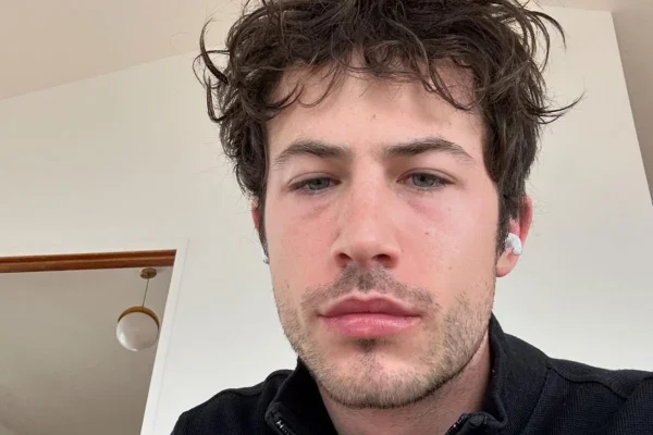 Foto colorida de Dylan Minnette - Metrópoles