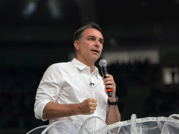 Flávio vai a culto com Douglas Ruas e fala em “guerra espiritual” no Brasil - destaque galeria