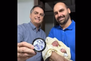Jair e Eduardo Bolsonaro, com o filho do deputado, Jair Henrique