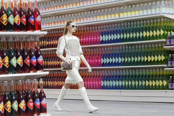 Relembre 6 desfiles icônicos de Karl Lagerfeld para a Chanel