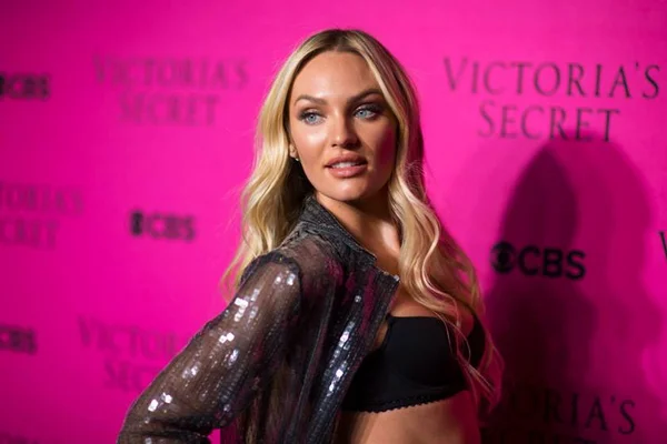 Candice Swanepoel: “Não tenho vergonha de mostrar a barriga pós-parto”