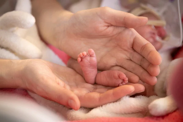 foto colorida de bebê prematuro na UTI - prematuridade